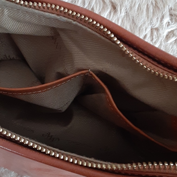 Classic Leather Shoulder Bag - Picture 6 of 9